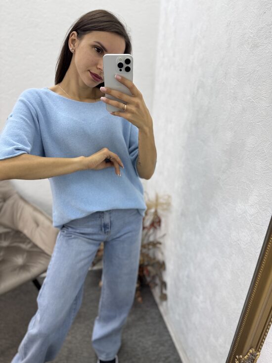 Džemperis ar saīsinātām piedurknēm.