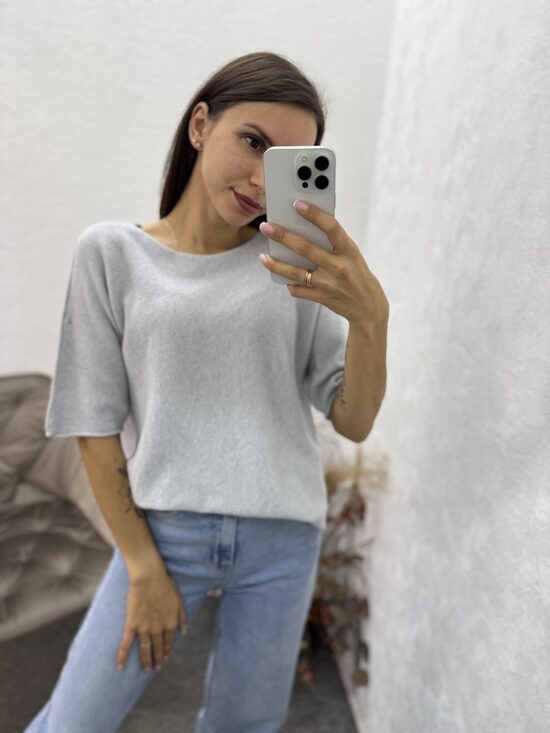 Džemperis ar saīsinātām piedurknēm.