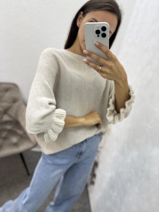 Džemperis ar volānu piedurknēm.