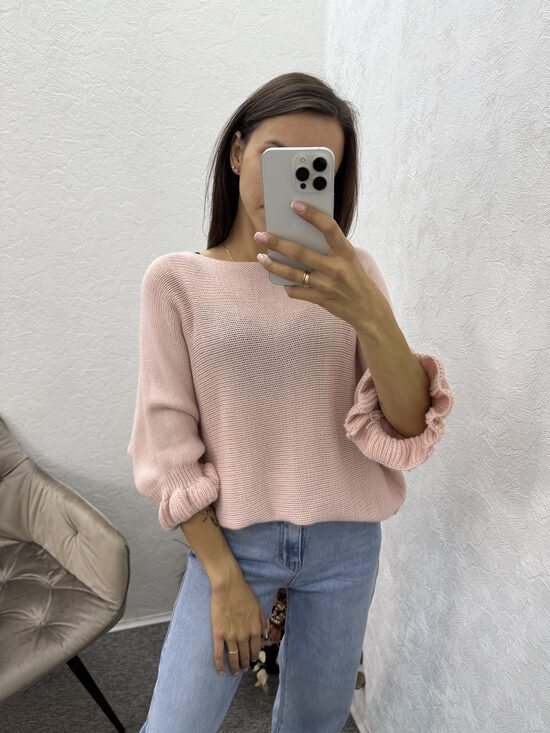 Džemperis ar volānu piedurknēm.