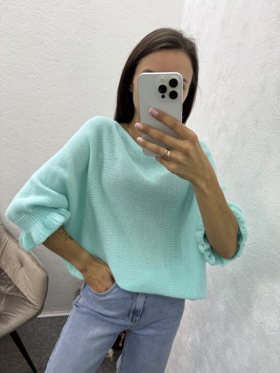 Džemperis ar volanu piedurknēm.