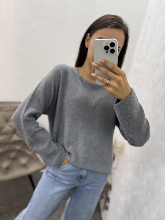 Džemperis ar garām piedurknēm.