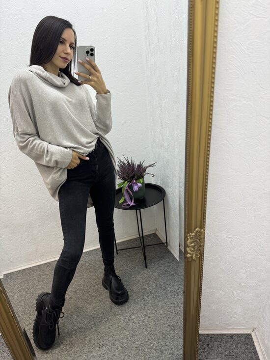 Melni skinny dzinsi.