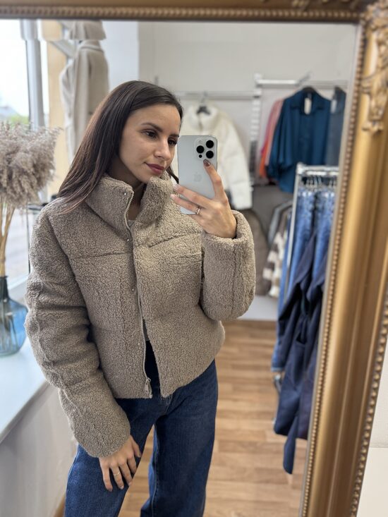 Teddy tipa pufaiciņa.