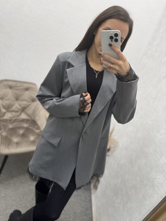 Žakete ar mežģīņu maliņu.