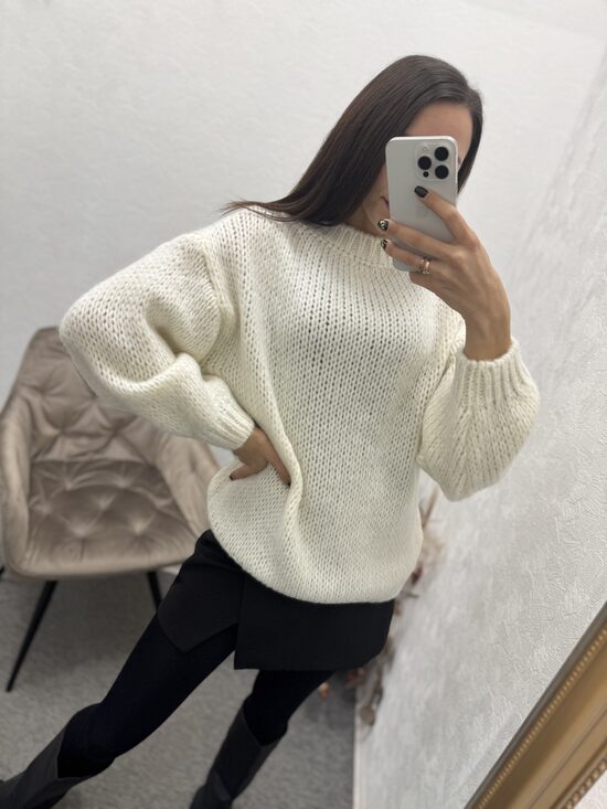 Adīts džemperis ar iestrādātu zelta diegu.