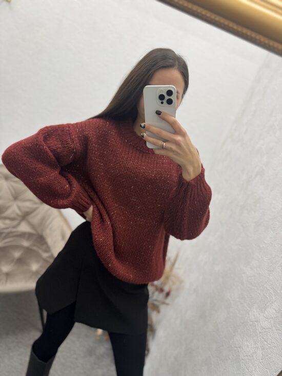 Adīts džemperis ar iestrādātu zelta diegu.