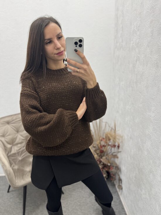 Adīts džemperis ar iestrādātu zelta diegu.