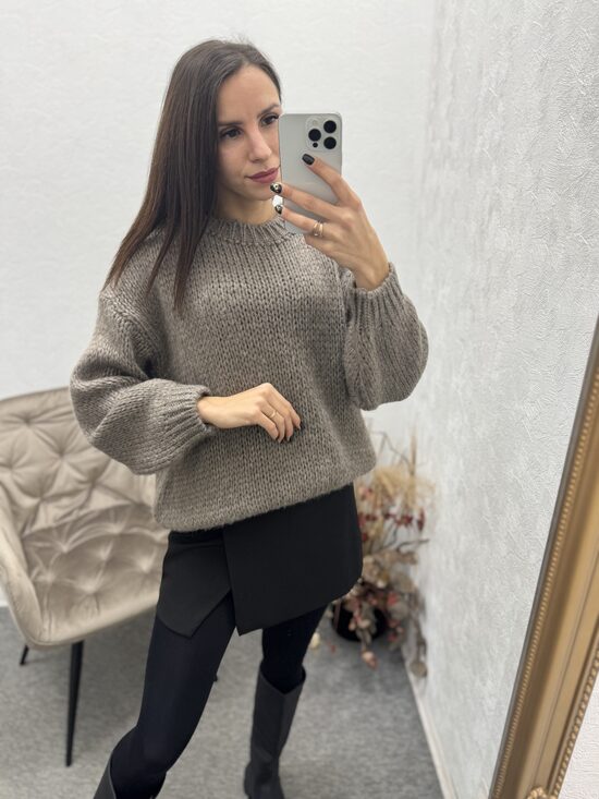 Adīts džemperis ar zelta diedziņu klāt.