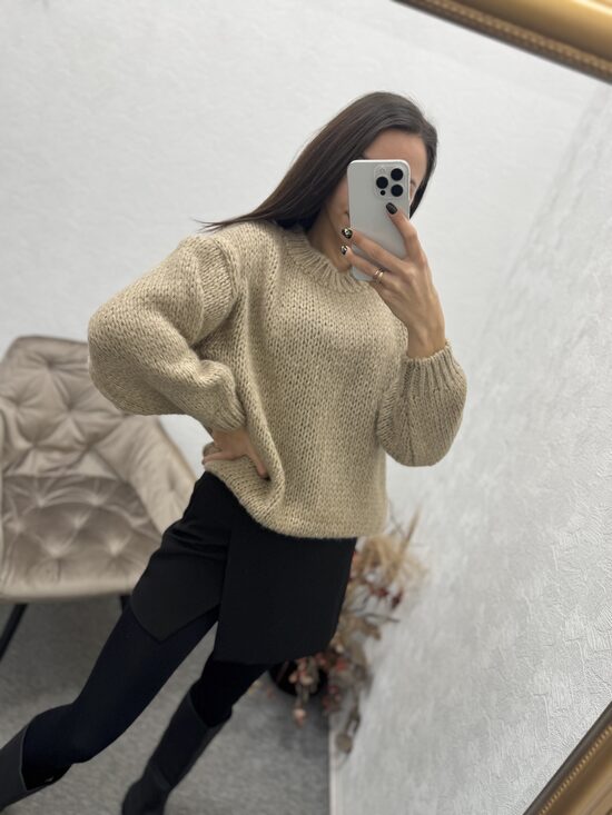 Adīts džemperis ar skaistu zelta diegu sastāvā.