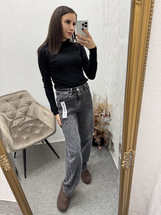 Pelēki ballon tipa džinsi.