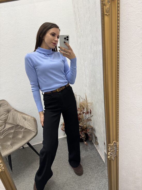 Melnas paplatinatas džinsas.