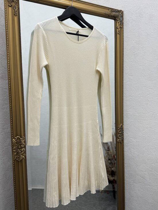 Smalki adīta kleitiņa.