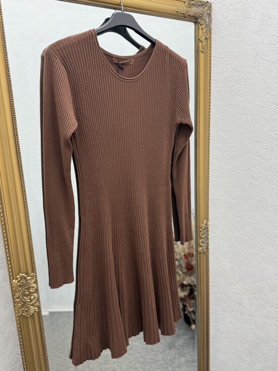 Smalki adīta kleitiņa.