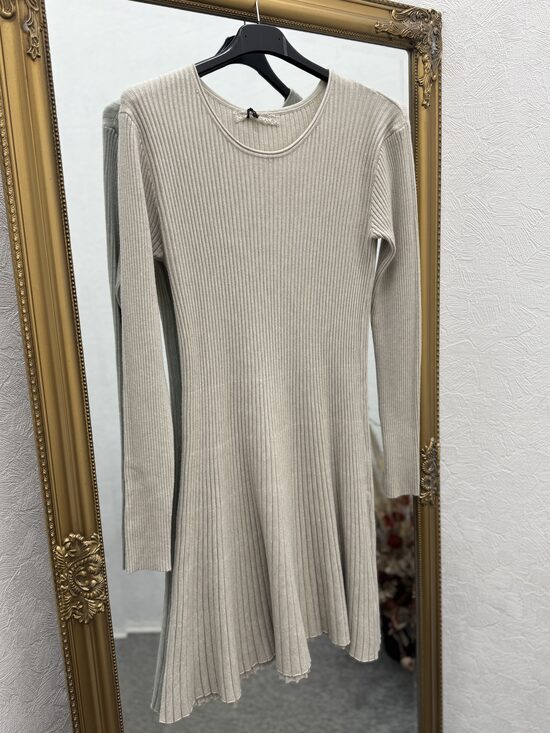 Smalki adīta kleitiņa.