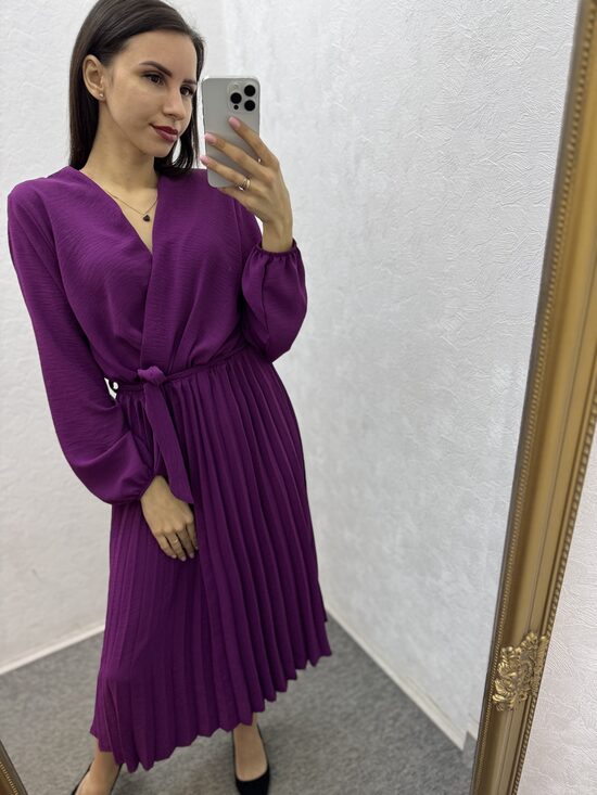 Kleita ar gofrētu apakšējo daļu.