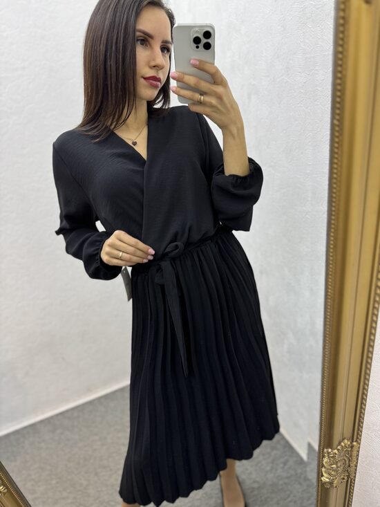 Kleita ar V veida izgriezumu un gofrētu apakšu.