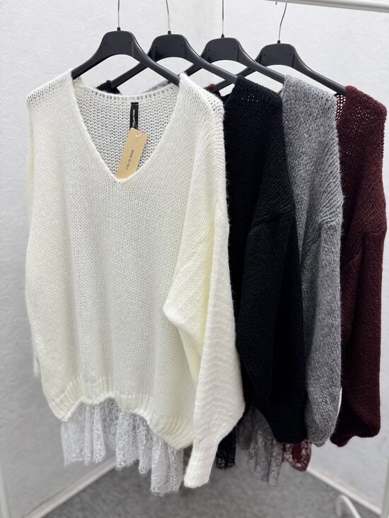 Džemperis ar mežģīņu apakšu.