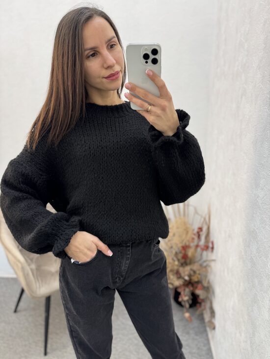 Adīts džemperis ar savilkumiem piedurknē.