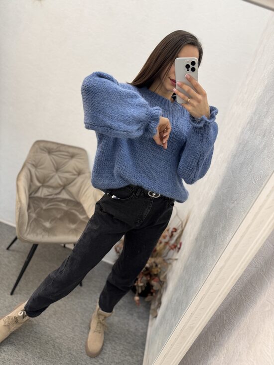 Adīts džemperis ar savilkumiem roku daļā.