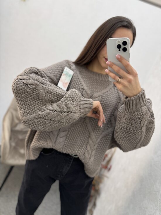 Džemperis ar pīnes rakstu.