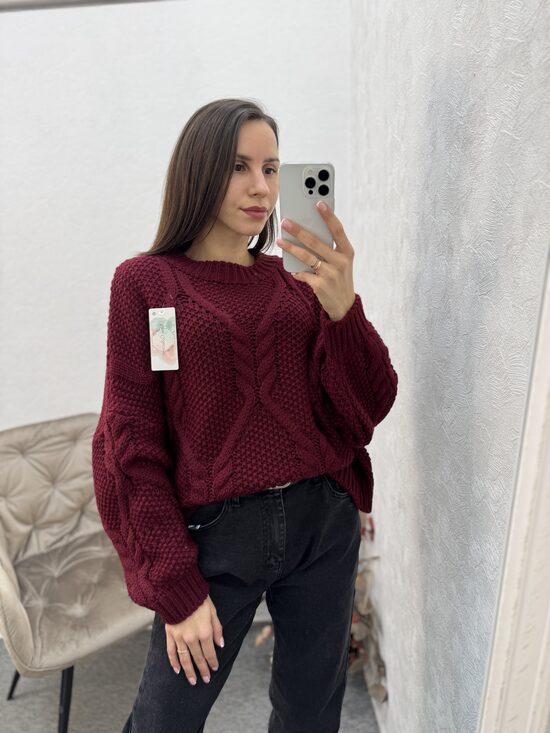 Džemperis ar pīnes elementu.