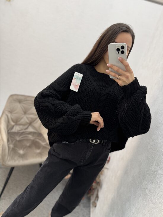 Džemperis ar pīnes elementu.