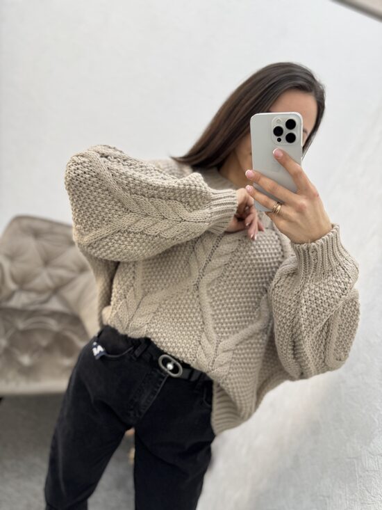 Džemperis ar pīnes elementu.