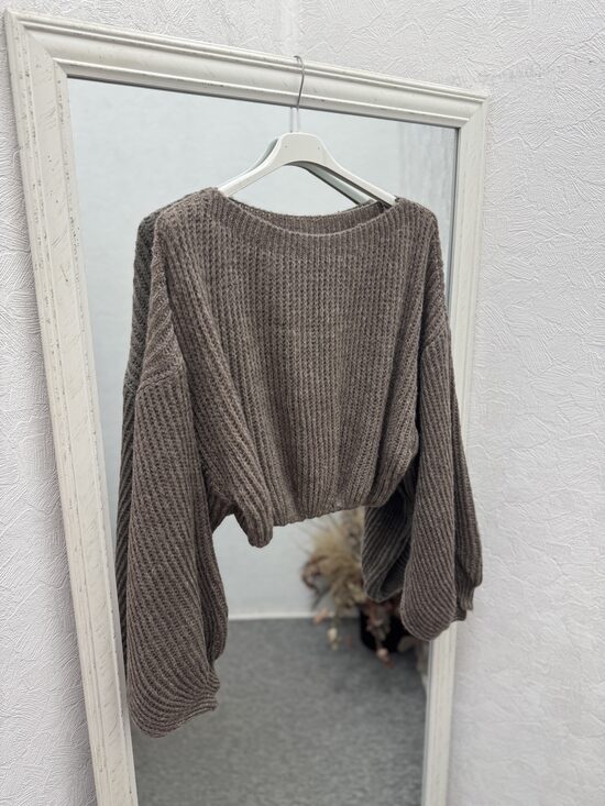 Cropp tipa džemperis ar balon tipa rokām.