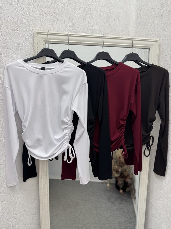 Topiņš ar savilkumiem sānos.