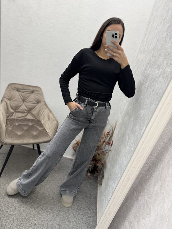 Pelēki paplatinati džinsi .