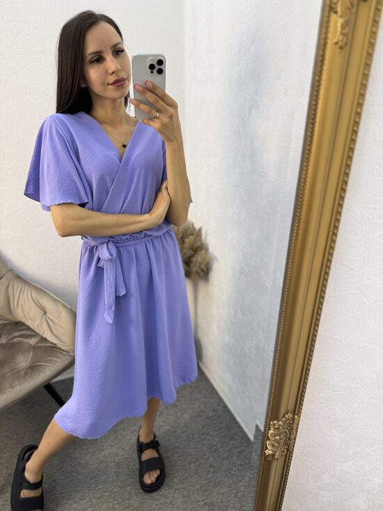 Viegla kleitiņa ar V veida izgriezumu.