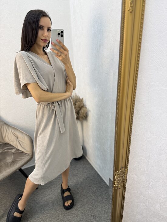 Viegla kleitiņa ar V veida izgriezumu