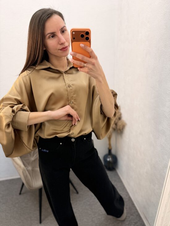 Satīna tipa blūze.