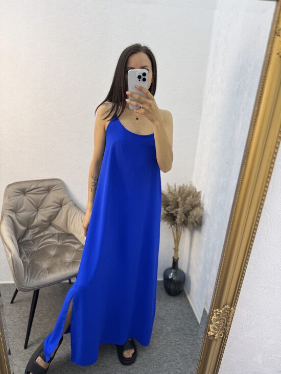 Vasaras kleita ar krustotu mugurpusi.