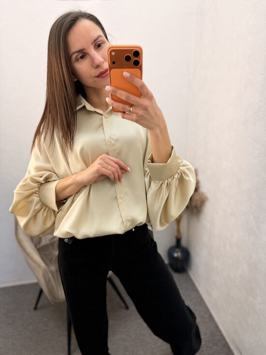 Satīna tipa blūze bēša tonī.