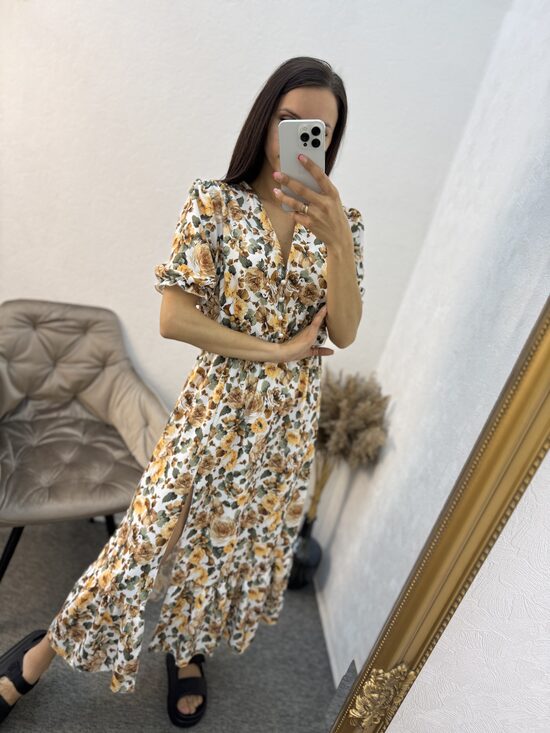 Vasaras kleitas ar podziņām krūšu daļā.