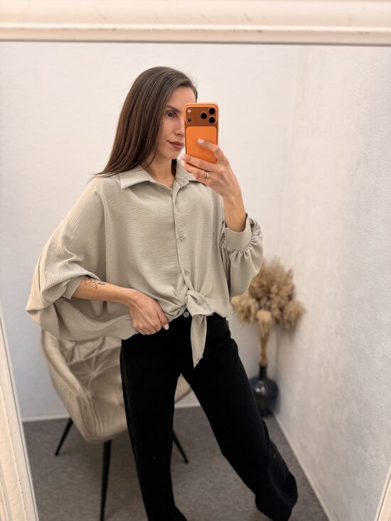 Blūze ar balona tipa rokām.