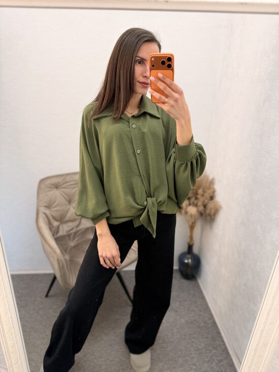 Blūze ar balona tipa rokām.