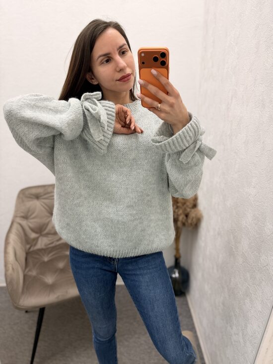 Džemperis ar bantīti rokas lejas daļa.