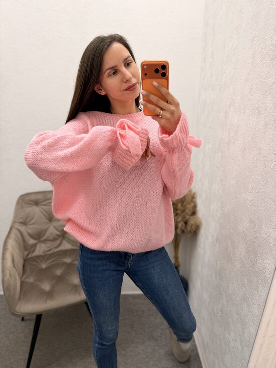 Džemperis ar bantīti rokas lejas daļā.