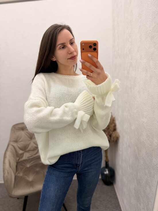 Džemperis ar bantīti rokas lejas daļā.