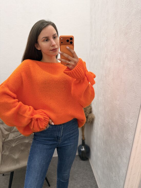 Džemperis ar bantīti rokas lejas daļā.