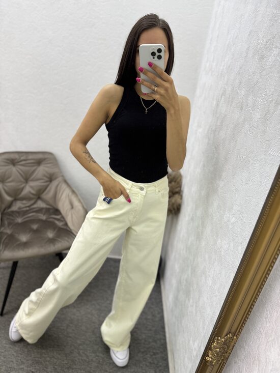 Maigi dzelteni paplatināti džinsi.