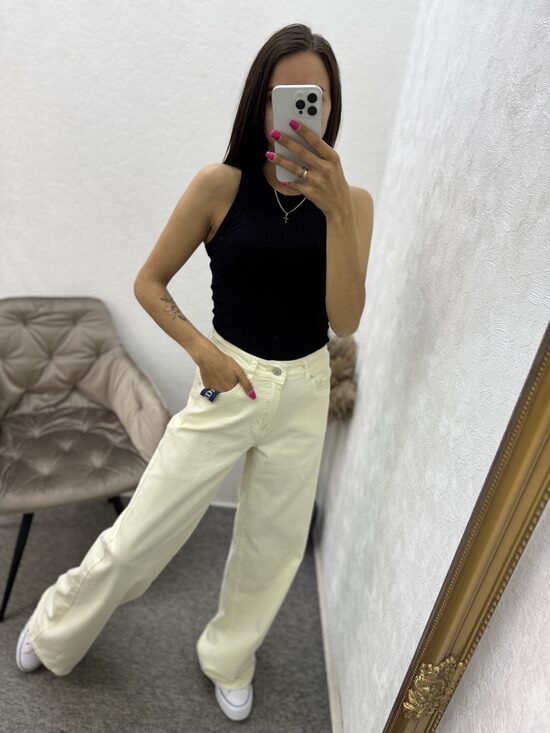 Maigi dzelteni paplatinati džinsi.