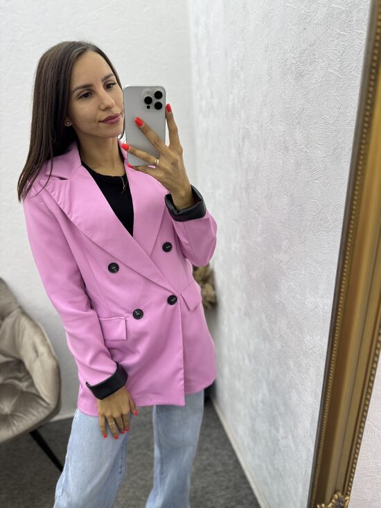 Žakete ar divrindu pogām.