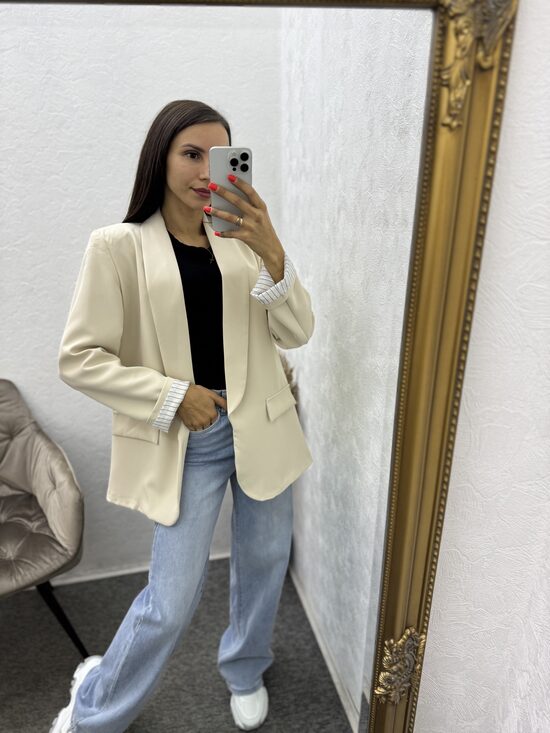 Žakete ar svitrainām piedurknēm.