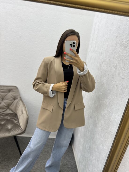 Žakete ar svītrainām piedurknēm.