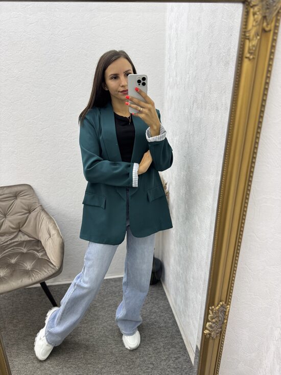 Žakete ar svītrainās atlocēm.