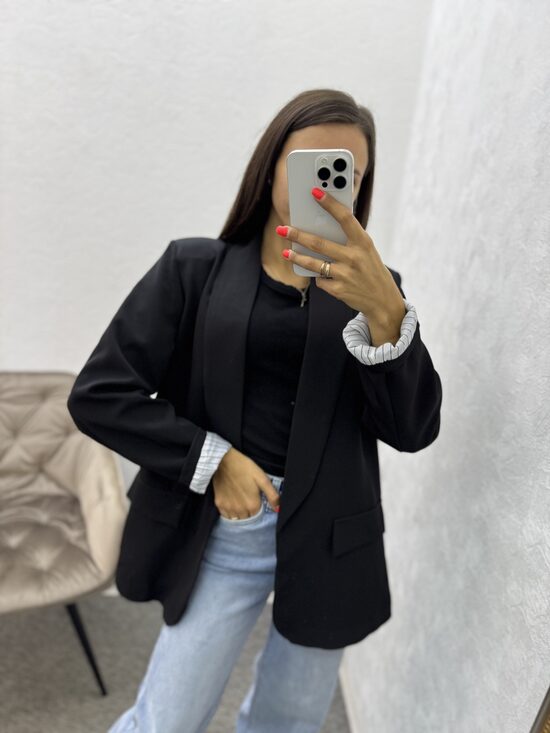 Žakete ar svitrainu atloci.